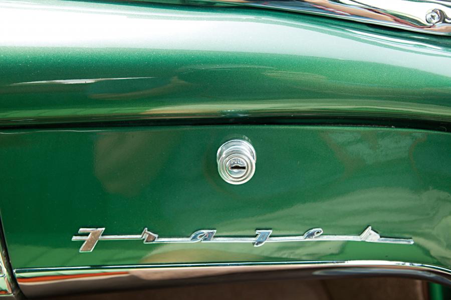 Логотип Frazer Manhattan Hardtop Sedan (F5161) 1951 года  (фото 3 из 25)